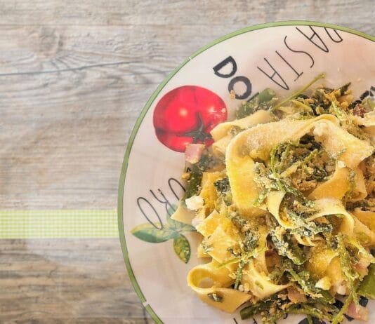 Tort czekoladowy z musem malinowym