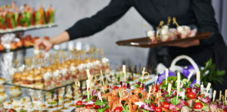 Catering firmowy w Kielcach – jak zadbać o jedzenie podczas szkolenia, konferencji lub spotkania biznesowego?