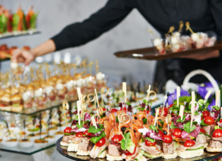 Catering firmowy w Kielcach – jak zadbać o jedzenie podczas szkolenia, konferencji lub spotkania biznesowego?