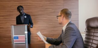 Dwóch ekspertów dyskutuje o polityce w nowoczesnej sali konferencyjnej