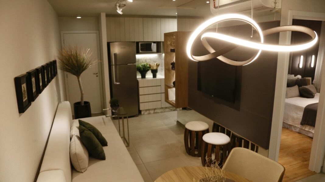 Elegancki nowoczesny salon w małym mieszkaniu z nastrojowym oświetleniem Elegancki nowoczesny salon w małym mieszkaniu z nastrojowym oświetleniem