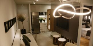 Elegancki nowoczesny salon w małym mieszkaniu z nastrojowym oświetleniem