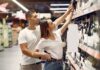 Orientalne przyprawowe perfumy: jak wybrać nietuzinkowy zapach dla niej i dla niego Para wybierająca razem produkt z górnej półki w supermarkecie