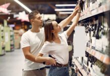 Orientalne przyprawowe perfumy: jak wybrać nietuzinkowy zapach dla niej i dla niego Para wybierająca razem produkt z górnej półki w supermarkecie