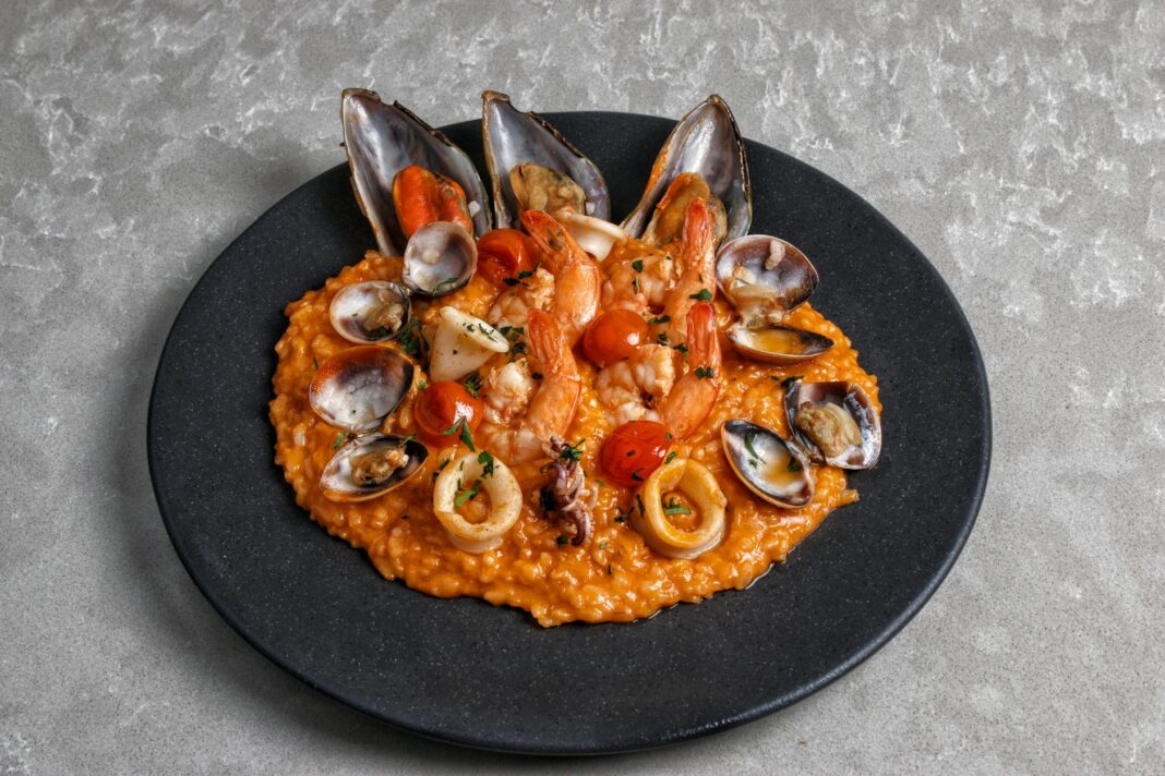 Risotto z owocami morza z małżami, krewetkami i muszlami w Porto Risotto z owocami morza z małżami, krewetkami i muszlami w Porto