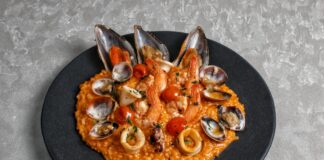 Kuchnia portugalska w domu: ryby, owoce morza i proste ziemniaczane klasyki Risotto z owocami morza z małżami, krewetkami i muszlami w Porto