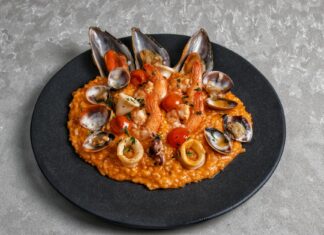 Kuchnia portugalska w domu: ryby, owoce morza i proste ziemniaczane klasyki Risotto z owocami morza z małżami, krewetkami i muszlami w Porto