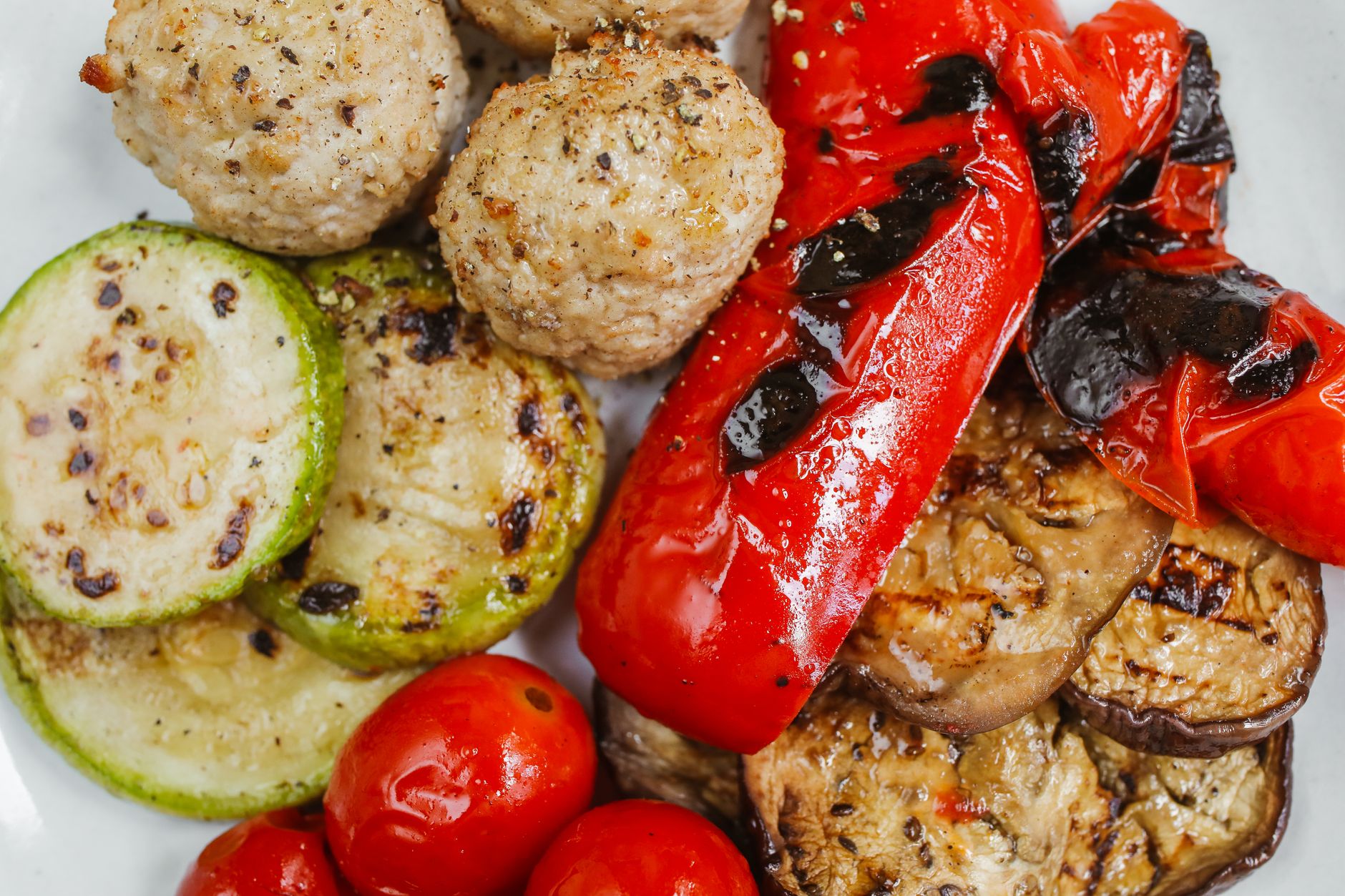 Grillowane warzywa i pulpety jako lekki posiłek po treningu