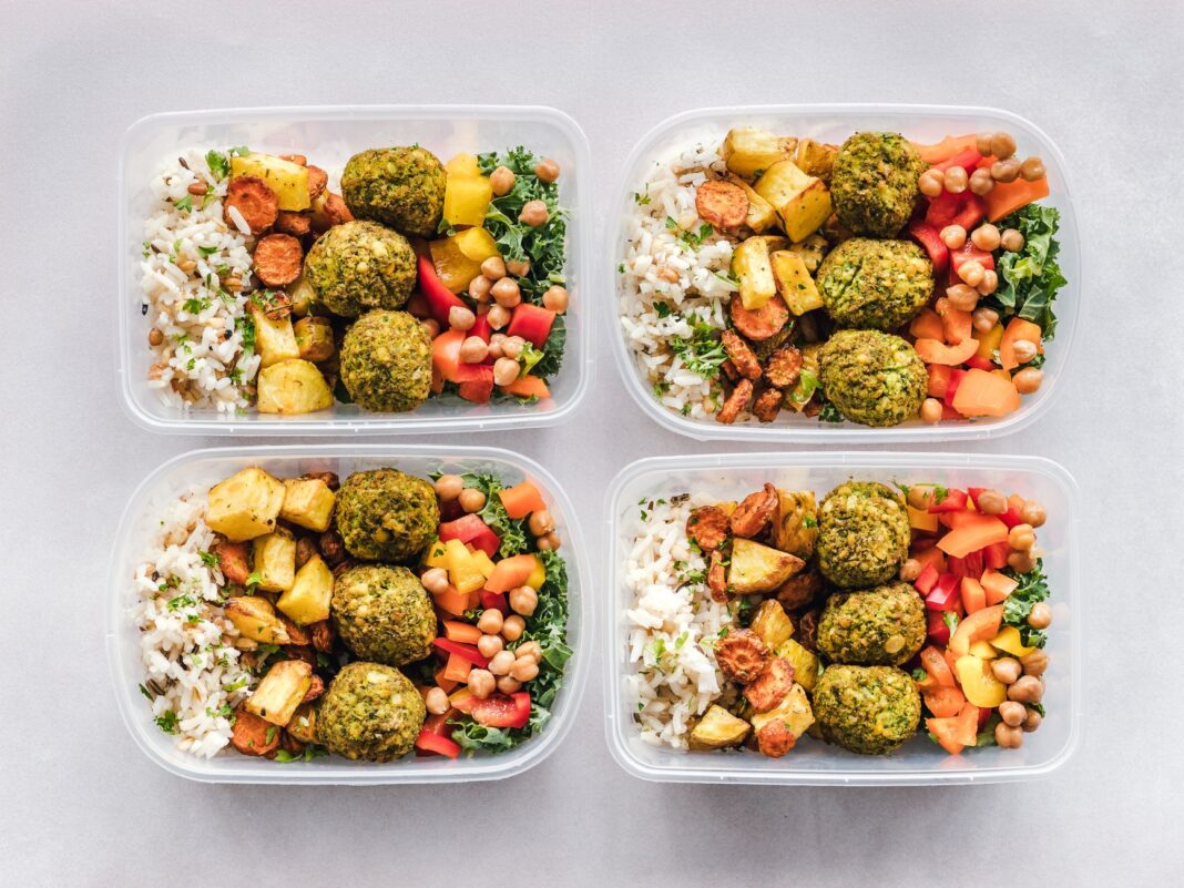 Pojemniki z falafelami, ciecierzycą, ryżem i warzywami jako fit posiłki Pojemniki z falafelami, ciecierzycą, ryżem i warzywami jako fit posiłki
