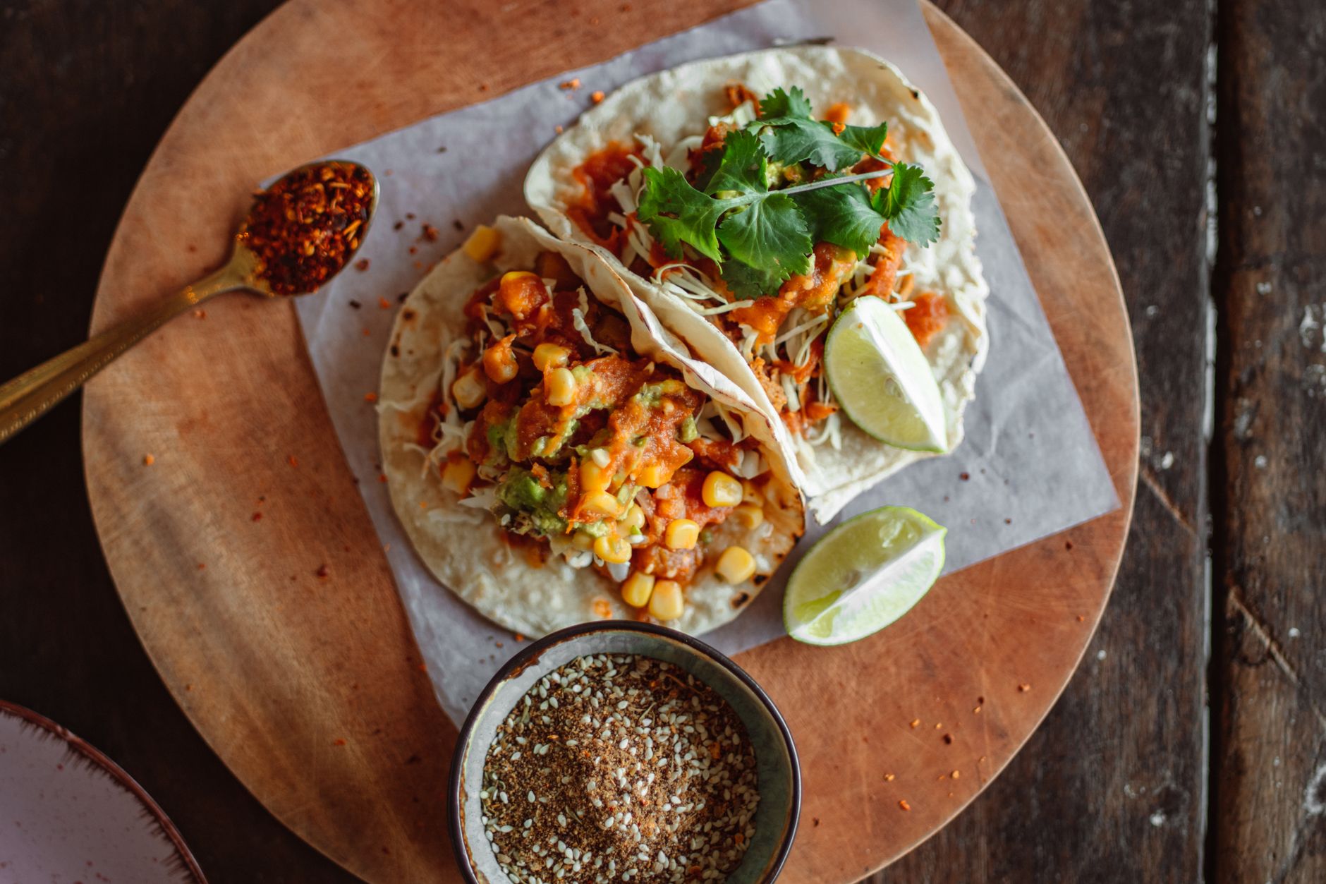 Widok z góry na meksykańskie tacos z limonką i salsą na desce