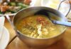 Czym różni się curry zielone, czerwone i żółte? Przewodnik po tajskich pastach Tajskie curry z kurczakiem i świeżymi ziołami w metalowej misce