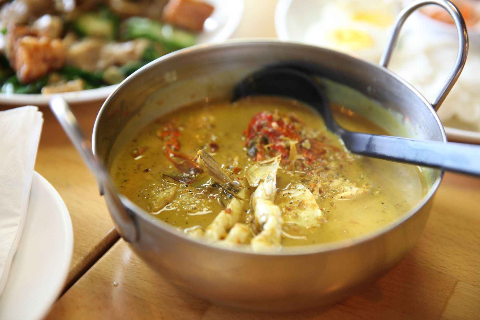 Tajskie curry z kurczakiem i świeżymi ziołami w metalowej misce