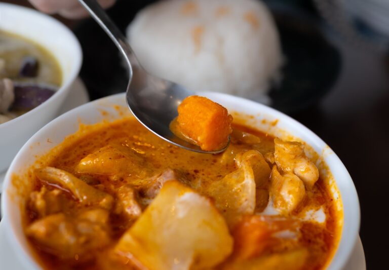 Tajskie czerwone curry z warzywami podane w misce